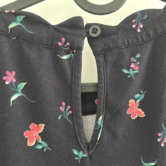 Lovely floral sleeveless blouse - Picture 2 of 4